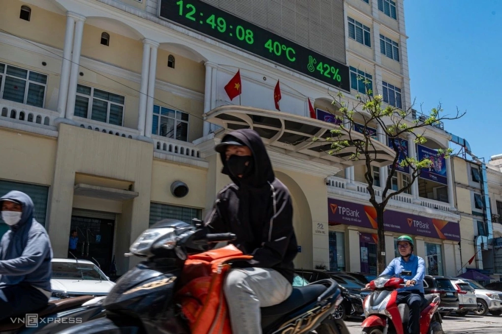 Càng nhiều khối bê tông, càng ít bóng cây và thiếu gió lùa, vùng lõi đô thị càng biến thành bẫy nhiệt giam lấy con người từ sáng đến đêm. Ảnh: Thế Bằng