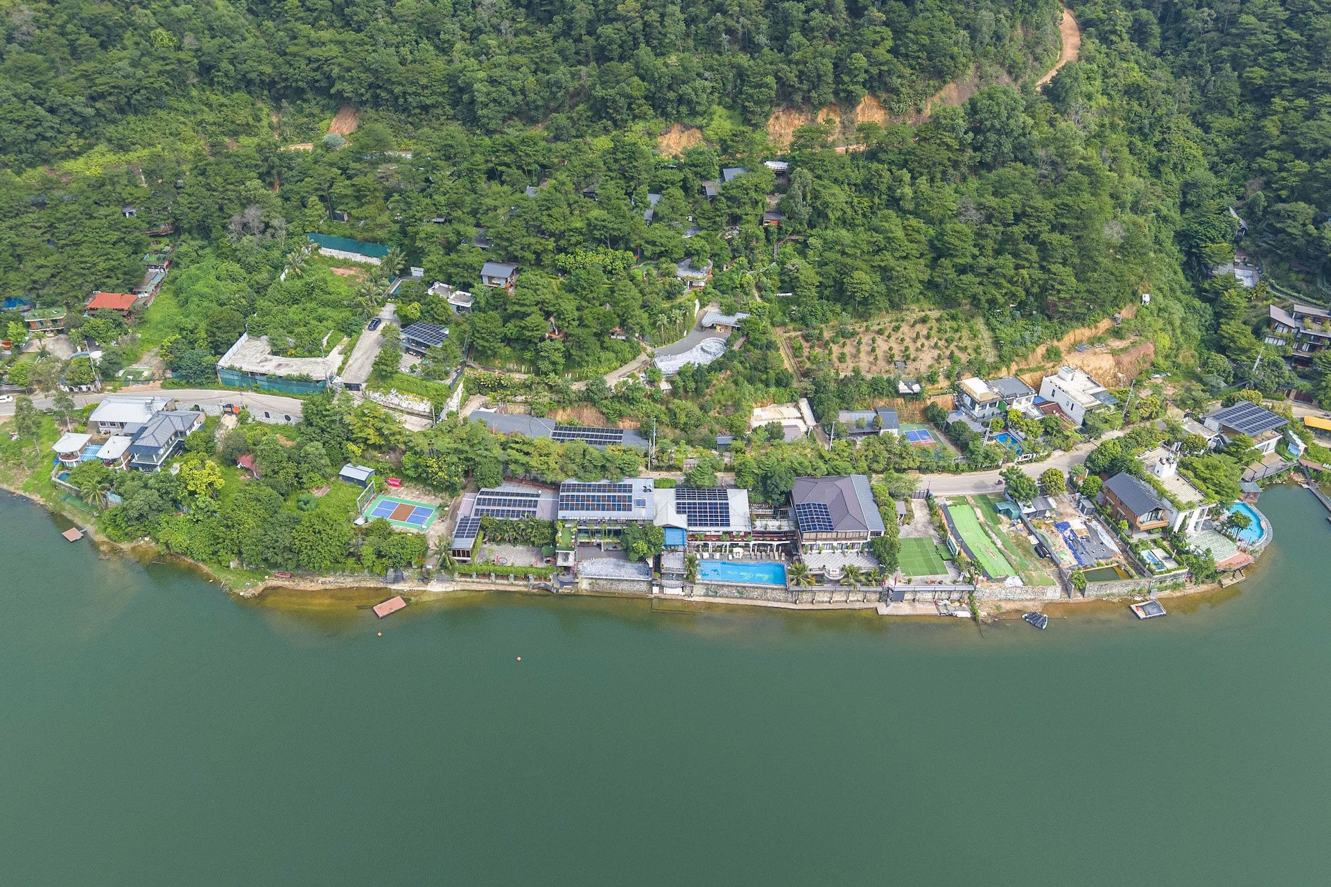 Cưỡng chế loạt homestay ven hồ Đồng Đò: 5 điều người mua đất rừng phải biết