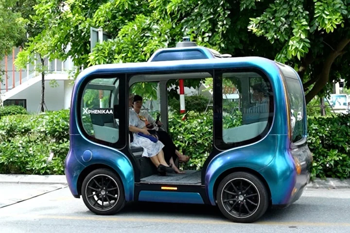 Xe tự hành thử nghiệm trong Khu Công nghệ cao Hòa Lạc. Ảnh: Xuân Hoa