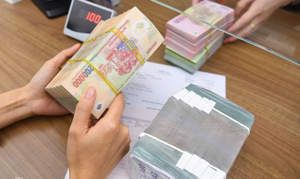 Giao dịch tiền mặt tại một ngân hàng. Ảnh: Giang Huy