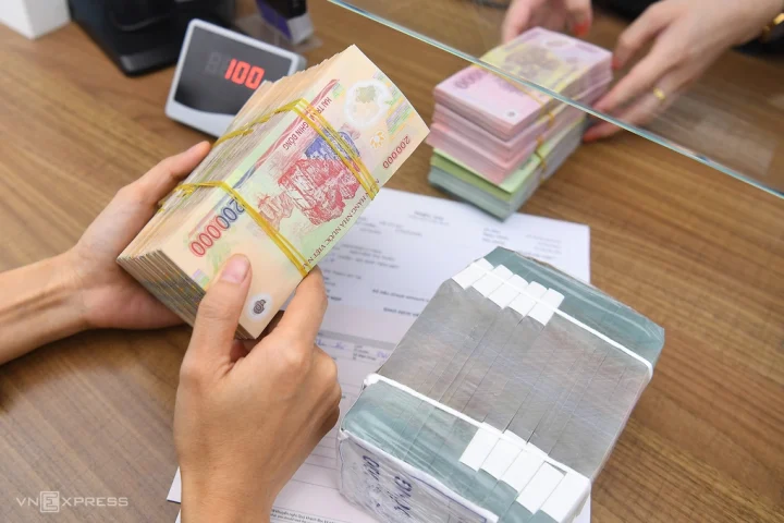 Giao dịch tiền mặt tại một ngân hàng. Ảnh: Giang Huy