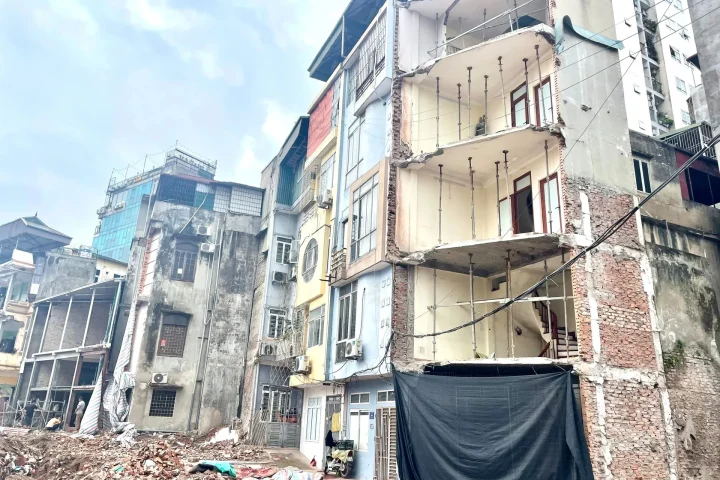 Một số căn nhà ven đường vành đai 2.5 đoạn Nguyễn Trãi - Đầm Hồng. Ảnh chụp tháng 7/2026