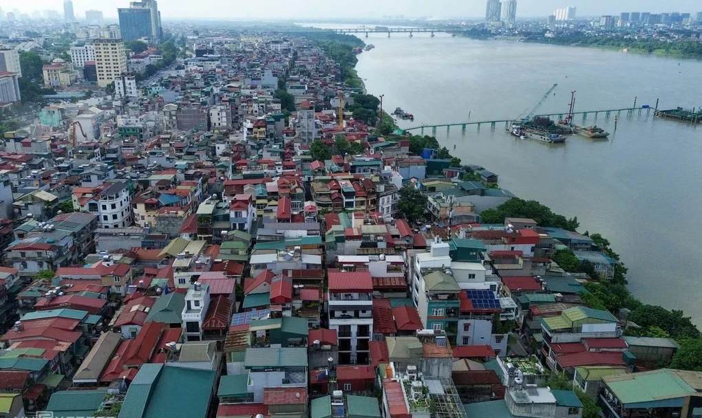 Khu vực dân cư ngoài đê sông Hồng thuộc địa bàn phường Hồng Hà. Ảnh: Phạm Chiểu