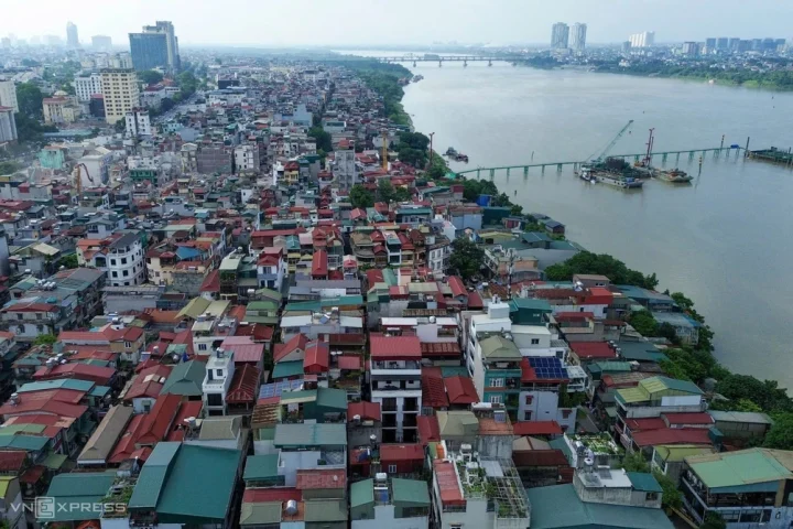 Khu vực dân cư ngoài đê sông Hồng thuộc địa bàn phường Hồng Hà. Ảnh: Phạm Chiểu
