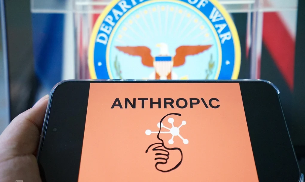 Logo Anthropic hiển thị trên màn hình smartphone. Ảnh: Bảo Lâm
