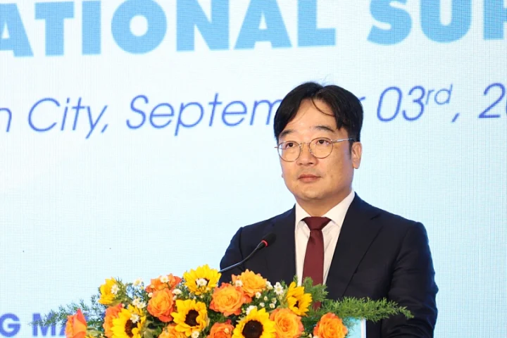 Ông Cha Ji-ho, Phó tổng giám đốc phụ trách Trung tâm Mua hàng Samsung Việt Nam phát biểu sáng 3/9. Ảnh: ITPC