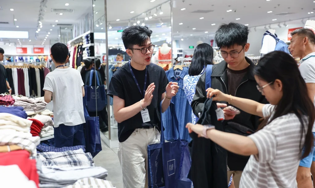 Người dân mua sắm tại một trung tâm thương mại ở TP HCM. Ảnh: Quỳnh Trần