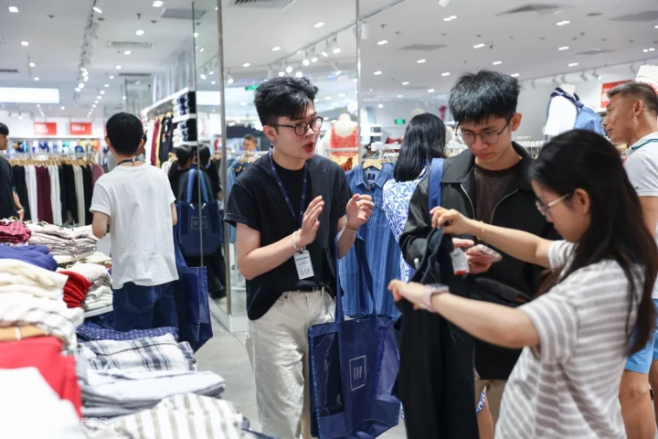 Người dân mua sắm tại một trung tâm thương mại ở TP HCM. Ảnh: Quỳnh Trần