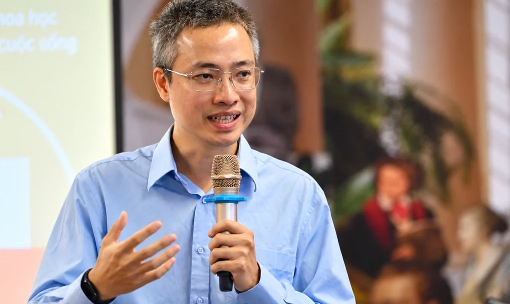 Nhà toán học, GS Phan Thành Nam, tại buổi nói chuyện do tạp chí Tia sáng tổ chức sáng 5/9. Ảnh: Trọng Đạt
